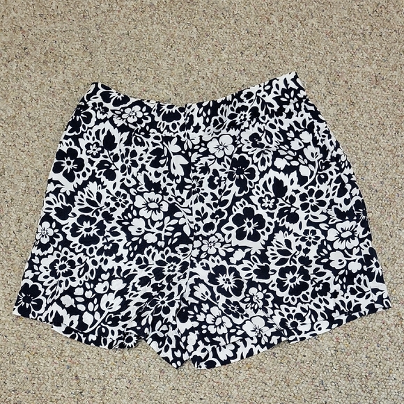 Ann Taylor Factory Floral Navy and White Women's Shorts Pull On Sz 6 - Picture 1 of 6
